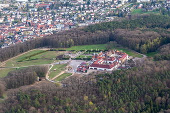 Vue aérienne de Monastère de Liebfrauenberg à Bad Bergzabern dans le département Rhénanie-Palatinat, Allemagne