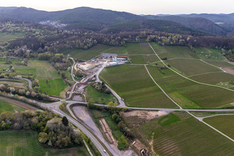 Chantier de construction du portail est du tunnel Astrid pour le passage souterrain et le contournement de Bad Bergzabern entre la B38 (Weinstraße) et la B427 (Kurtalstraße) à Dörrenbach dans le département Rhénanie-Palatinat, Allemagne d'en haut