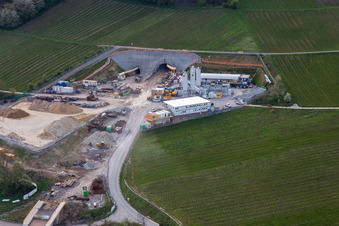 Chantier de construction du portail est du tunnel Astrid pour le passage souterrain et le contournement de Bad Bergzabern entre la B38 (Weinstraße) et la B427 (Kurtalstraße) à Dörrenbach dans le département Rhénanie-Palatinat, Allemagne hors des airs