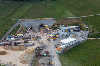 Chantier de construction du portail est du tunnel Astrid pour le passage souterrain et le contournement de Bad Bergzabern entre la B38 (Weinstraße) et la B427 (Kurtalstraße) à Dörrenbach dans le département Rhénanie-Palatinat, Allemagne depuis l'avion