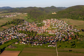 Photographie aérienne de Vue de la ville depuis l'est à Klingenmünster dans le département Rhénanie-Palatinat, Allemagne
