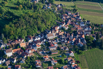 Vue aérienne de Ville viticole en bordure du Haardt à Gleisweiler dans le département Rhénanie-Palatinat, Allemagne