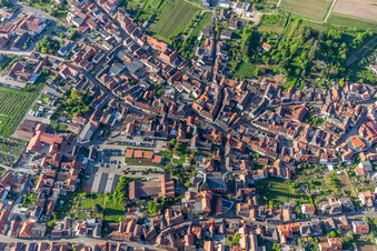 Vue aérienne de Aperçu de la ville avec l'école maternelle catholique Saint-Martin et l'église paroissiale Saint-Martin à le quartier SaintMartin in Sankt Martin dans le département Rhénanie-Palatinat, Allemagne