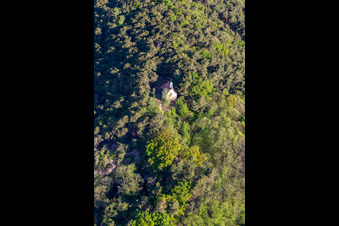 Vue oblique de Chapelle de Wetterkreuzberg à Maikammer dans le département Rhénanie-Palatinat, Allemagne