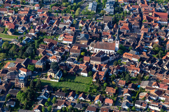 Enregistrement par drone de Maikammer dans le département Rhénanie-Palatinat, Allemagne