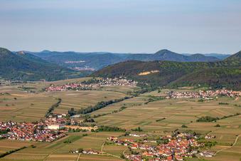 Vue d'oiseau de Böchingen dans le département Rhénanie-Palatinat, Allemagne