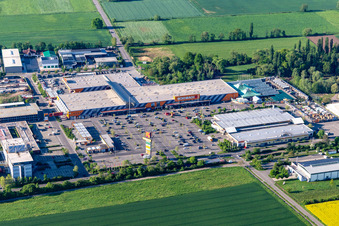 Vue aérienne de Parking du magasin de bricolage Hornbach à Bornheim dans le département Rhénanie-Palatinat, Allemagne