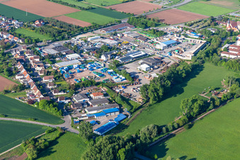 Vue aérienne de Zone industrielle de Kleiner Sand avec l'Agence fédérale pour l'aide technique (THW), le groupe Gerach Container - Construction Machinery et Süd-Müll GmbH & Co. KG pour le transport des déchets et l'élimination des déchets dangereux à Landau in der Pfalz dans le département Rhénanie-Palatinat, Allemagne