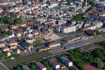 Vue aérienne de Gare et grand magasin démoli à Landau in der Pfalz dans le département Rhénanie-Palatinat, Allemagne