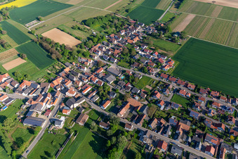 Vue aérienne de Vue du village depuis le nord-est à le quartier Kleinsteinfeld in Niederotterbach dans le département Rhénanie-Palatinat, Allemagne
