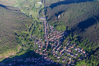 Vue aérienne de Vue du village dans la forêt du Palatinat depuis l'est à Lug dans le département Rhénanie-Palatinat, Allemagne
