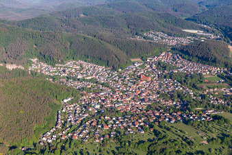 Vue aérienne de Hauenstein dans le département Rhénanie-Palatinat, Allemagne