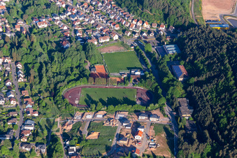 Vue aérienne de SC 1919 Hauenstein club de football à Hauenstein dans le département Rhénanie-Palatinat, Allemagne