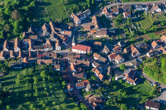 Vue aérienne de Église catholique au centre du village à Schwanheim dans le département Rhénanie-Palatinat, Allemagne