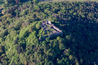 Ruines du château de Lindelbrunn à Vorderweidenthal dans le département Rhénanie-Palatinat, Allemagne vue du ciel