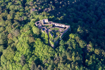 Vue aérienne de Ruines du château de Lindelbrunn près de Vorderweidenthal à Vorderweidenthal dans le département Rhénanie-Palatinat, Allemagne