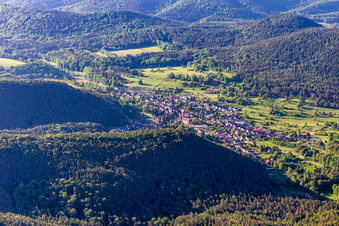 Birkenhördt dans le département Rhénanie-Palatinat, Allemagne du point de vue du drone