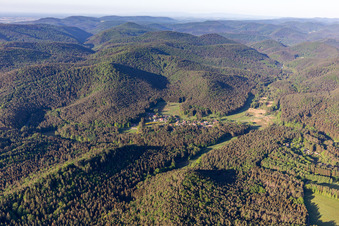 Vue aérienne de Vue du village dans la forêt du Palatinat depuis le nord à le quartier Lauterschwan in Erlenbach bei Dahn dans le département Rhénanie-Palatinat, Allemagne