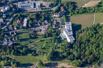 Vue aérienne de Jardin d'herbes aromatiques, parc thermal Bad Bergzabern à Bad Bergzabern dans le département Rhénanie-Palatinat, Allemagne