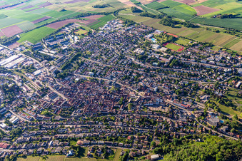 Vue aérienne de Vue de la ville depuis le nord-ouest à Bad Bergzabern dans le département Rhénanie-Palatinat, Allemagne
