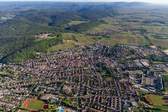 Vue oblique de Vue de la ville depuis le sud à Bad Bergzabern dans le département Rhénanie-Palatinat, Allemagne