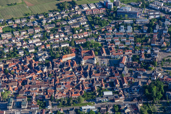 Vue aérienne de Château et Königstr à Bad Bergzabern dans le département Rhénanie-Palatinat, Allemagne