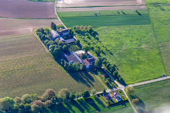 Vue aérienne de Appartements Eichenhof Weinstube Eichenhof à le quartier Deutschhof in Kapellen-Drusweiler dans le département Rhénanie-Palatinat, Allemagne