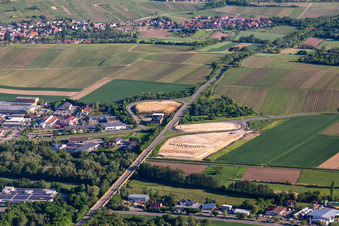Vue aérienne de Intersection des autoroutes fédérales B38/B48 à Pleisweiler-Oberhofen dans le département Rhénanie-Palatinat, Allemagne