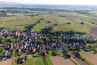 Vue du village depuis le sud à Dierbach dans le département Rhénanie-Palatinat, Allemagne d'en haut