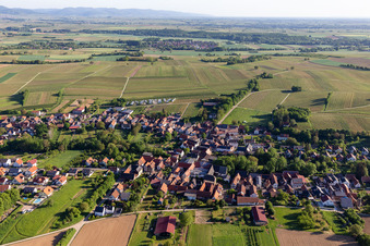 Vue du village depuis le sud à Dierbach dans le département Rhénanie-Palatinat, Allemagne hors des airs