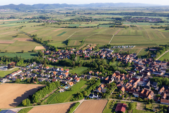 Vue du village depuis le sud à Dierbach dans le département Rhénanie-Palatinat, Allemagne vue d'en haut