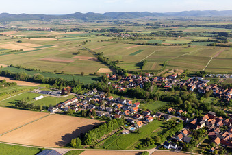 Vue du village depuis le sud à Dierbach dans le département Rhénanie-Palatinat, Allemagne depuis l'avion