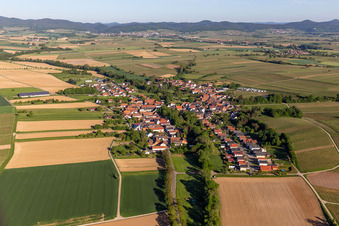 Vue oblique de Vue du village depuis le sud-est à Dierbach dans le département Rhénanie-Palatinat, Allemagne