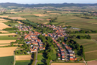 Vue du village depuis le sud-est à Dierbach dans le département Rhénanie-Palatinat, Allemagne d'en haut