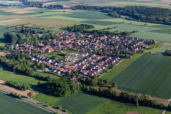Vue aérienne de Vue du village depuis le sud-est à Barbelroth dans le département Rhénanie-Palatinat, Allemagne