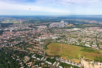Vue aérienne de Ancien aérodrome, Mühburg, port du Rhin à le quartier Nordstadt in Karlsruhe dans le département Bade-Wurtemberg, Allemagne