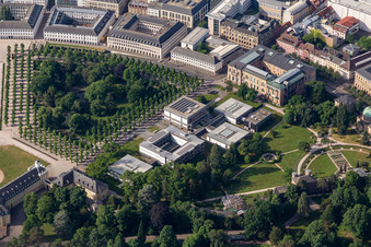 Vue aérienne de Cour constitutionnelle fédérale au Jardin botanique Karlsruhe à le quartier Innenstadt-West in Karlsruhe dans le département Bade-Wurtemberg, Allemagne