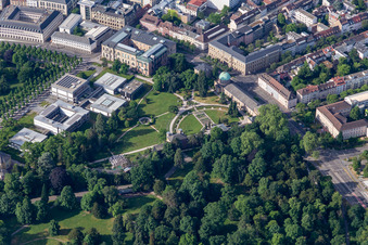 Vue aérienne de Cour constitutionnelle fédérale au Jardin botanique Karlsruhe à le quartier Innenstadt-West in Karlsruhe dans le département Bade-Wurtemberg, Allemagne
