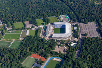 Chantier de construction du nouveau stade du Karlsruher Sport-Club GmbH & Co. KGaA à le quartier Innenstadt-Ost in Karlsruhe dans le département Bade-Wurtemberg, Allemagne hors des airs