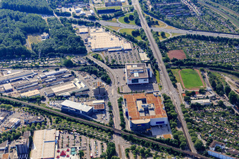 Vue aérienne de Durlacher Allee avec le magasin de meubles IKEA Karlsruhe à le quartier Oststadt in Karlsruhe dans le département Bade-Wurtemberg, Allemagne