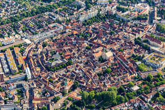 Vue aérienne de Vieille ville historique Durlach à le quartier Durlach in Karlsruhe dans le département Bade-Wurtemberg, Allemagne