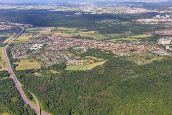 Vue aérienne de Vue de la ville depuis le sud-est de ce côté de l'A5 à le quartier Durlach in Karlsruhe dans le département Bade-Wurtemberg, Allemagne