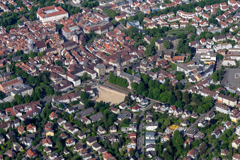 Vue aérienne de Église du Sacré-Cœur Ettlingen à Ettlingen dans le département Bade-Wurtemberg, Allemagne