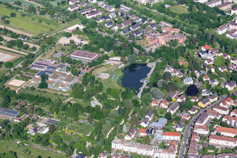 Vue aérienne de Albgauhalle à Horbachpark et Horbachsee à Ettlingen dans le département Bade-Wurtemberg, Allemagne