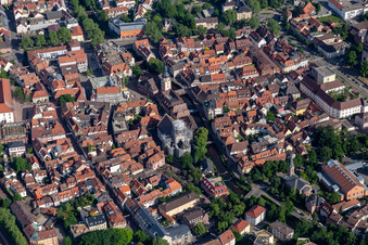 Vue aérienne de Église Saint-Martin Ettlingen sur l'Alb à Ettlingen dans le département Bade-Wurtemberg, Allemagne