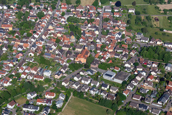 Vue aérienne de Église Saint-Dionysiusweier à le quartier Ettlingenweier in Ettlingen dans le département Bade-Wurtemberg, Allemagne