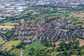 Vue aérienne de Vue de la ville depuis le sud à le quartier Ettlingenweier in Ettlingen dans le département Bade-Wurtemberg, Allemagne