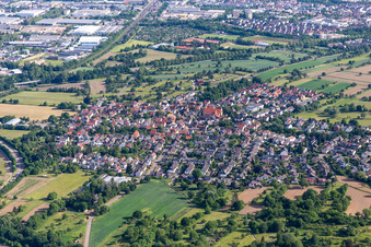 Vue aérienne de Vue de la ville depuis le sud à le quartier Ettlingenweier in Ettlingen dans le département Bade-Wurtemberg, Allemagne