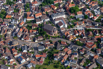 Vue aérienne de Bureau paroissial de Saint-Cyriaque à Malsch dans le département Bade-Wurtemberg, Allemagne