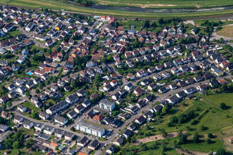 Vue aérienne de Sur la Murg à Bischweier dans le département Bade-Wurtemberg, Allemagne